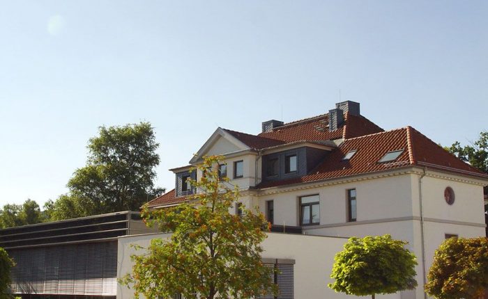 Henke Dachdecker - Dacheindeckung mit Tondachziegeln auf der Sparkasse in Bad Eilsen (Landkreis Schaumburg-Lippe)