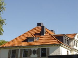Henke Dachdecker - Dacheindeckung mit Tondachziegeln auf der Sparkasse in Bad Eilsen (Landkreis Schaumburg-Lippe)