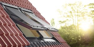 Henke Dachdecker für Stadthagen - Ideal für das sommerliche Kinderzimmer: Die Hitzeschutz-Markise für Velux Dachfenster hält Hitze fern und lässt trotzdem ausreichend Tageslicht in den Raum. Henke Dachdecker für Stadthagen - Unbeschwert durch den Sommer - VELUX Hitzeschutz-Markisen und Rollläden ermöglichen einen angenehmen Sommer im Dachgeschoss