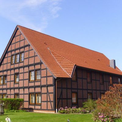 Haus mit roten Dachziegeln