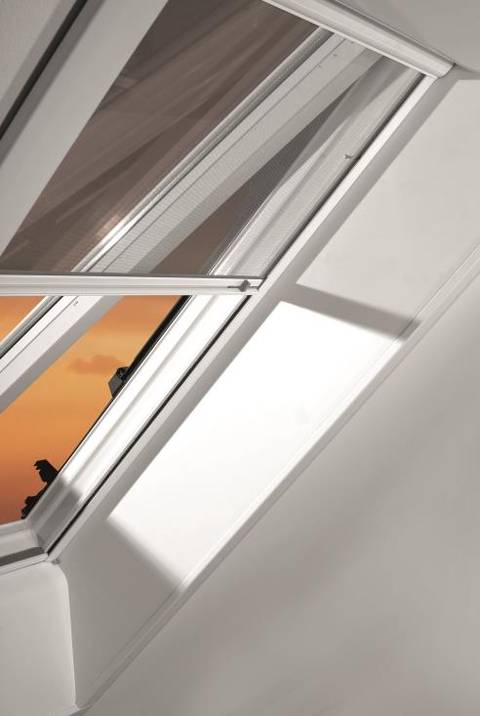 Henke Dachdecker für Bückeburg - Roto Insektenschutzrollo: Zuverlässiger Schutz vor Insekten - auch bei geöffnetem Dachfenster.