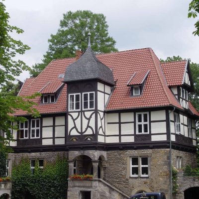 Henke Dachdeckerei Zimmerei für Rodenberg - Dacheindeckung mit Tondachziegeln auf Schloß Schwedesdorf in Lauenau
