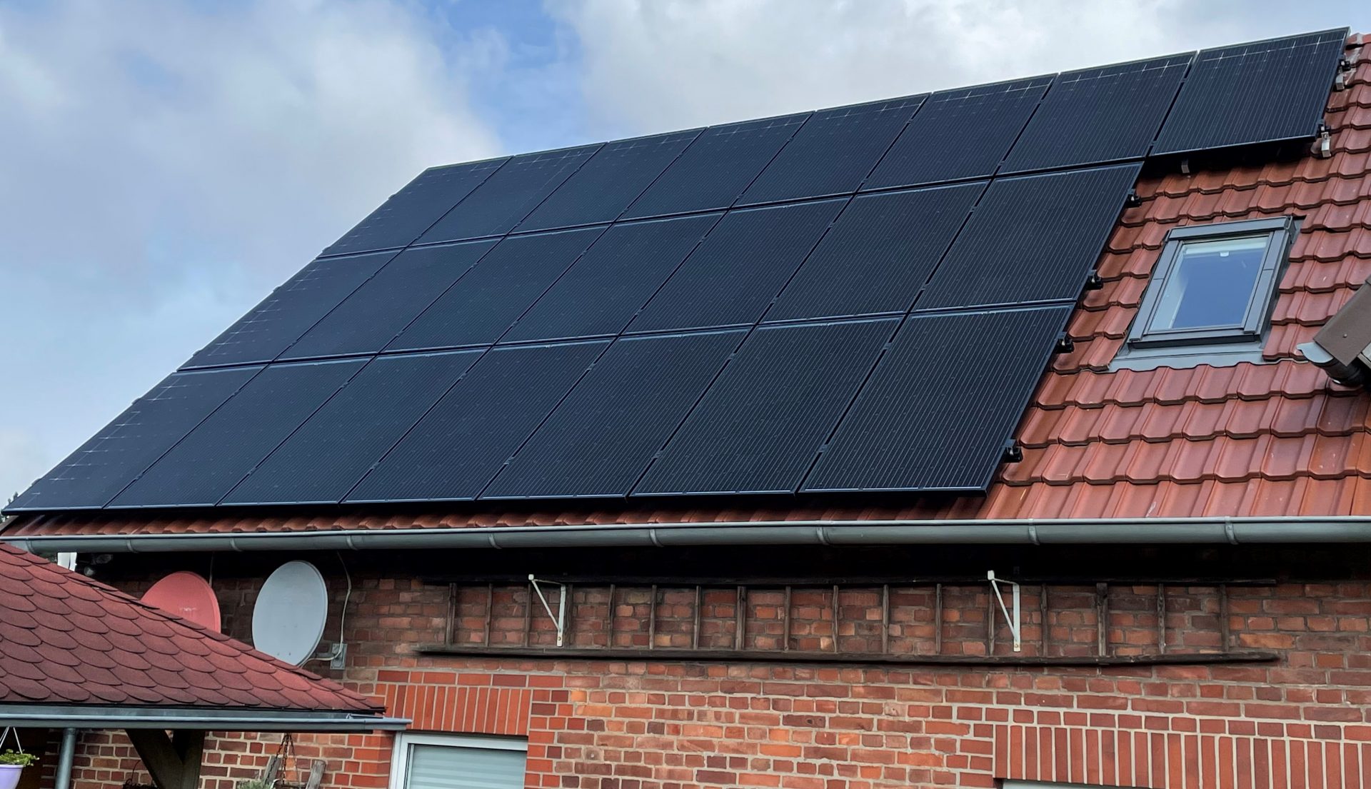 Henke Solartechnik - SOLARWATT Photovoltaik-Anlage 9,60 kWp in Nienstädt bei Stadthagen (Landkreis Schaumburg-Lippe)