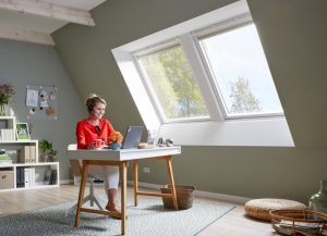 Henke Dachdecker für Bückeburg - Das Dachgeschoss mit VELUX Dachfenster für die konsequente Trennung von Arbeit und Privatleben nutzen