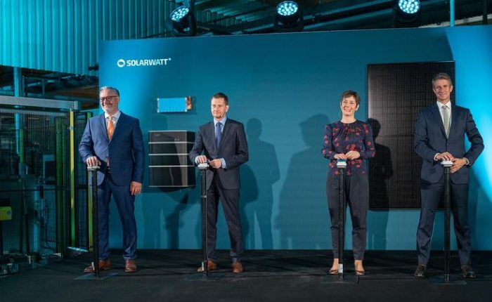 Henke Solartechnik für Stadthagen - SOLARWATT eröffnet neue Produktionsanlage für Glas-Glas-Solarmodule