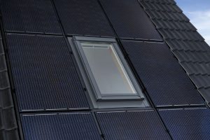Henke Dachdecker für Stadthagen - Einbau VELUX Dachfenster in Indach Solaranlage