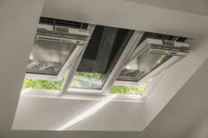 Henke Dachdecker für Stadthagen - Solarbetriebene Rollläden sorgen auch im Hochsommer für angenehme Temperaturen im Dachgeschoss.