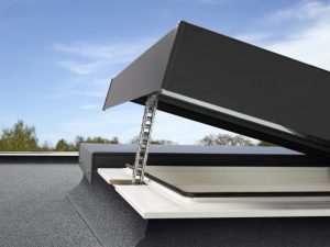 Henke Dachdecker für Nienstädt - Zur Optimierung des Innenraumklimas sind die Modular Rooflights auch als öffenbare Elemente erhältlich