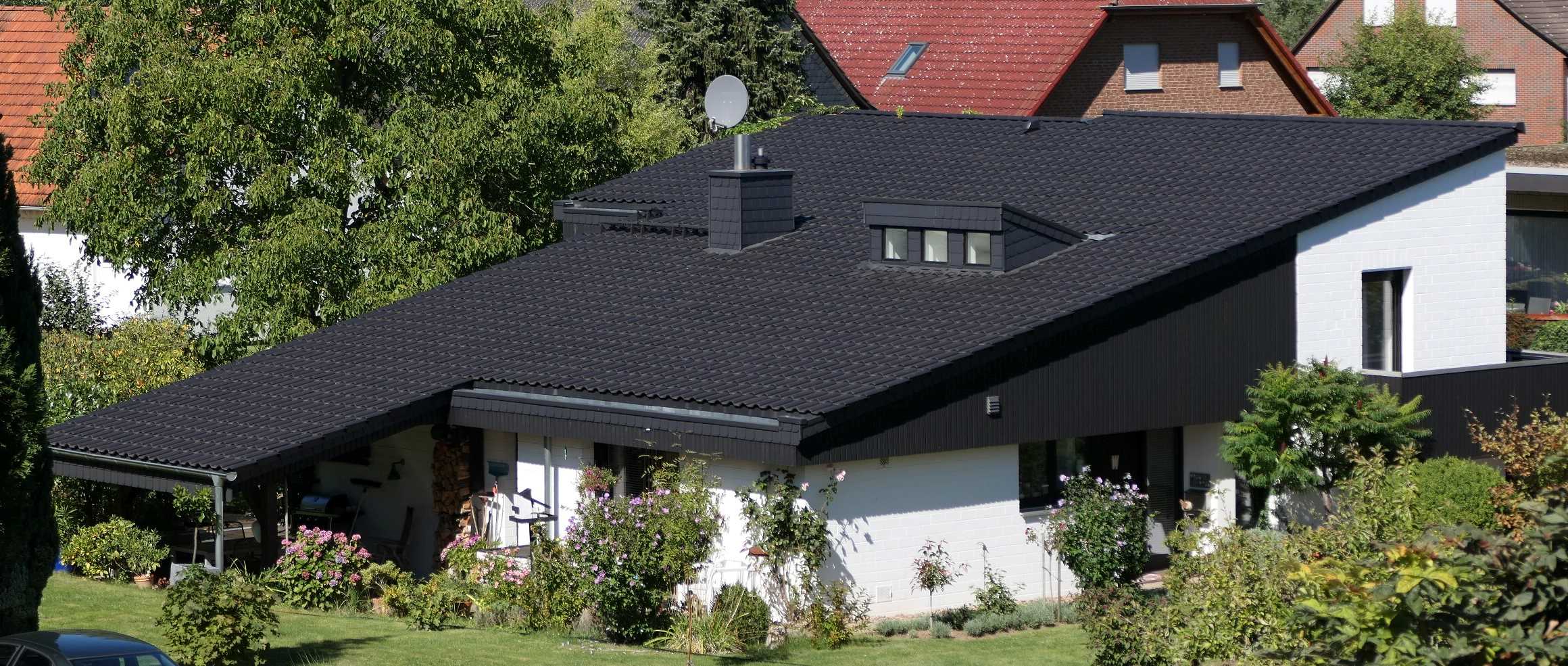 Henke Dachdecker | Zimmerei | Solartechnik - Dacheindeckung mit Tondachziegeln in Bückeburg