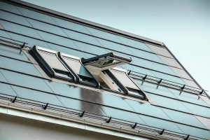 Henke Dachdecker für das Auetal - Mit dem Außenrollladen für Roto Dachfenster steigern Dachgeschossbewohner den individuellen Wohnkomfort