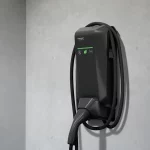 Henke Solartechnik für Schaumburg - „SOLARWATT Charger max“: Solarwatt liefert neue Wallbox für bidirektionales Laden aus