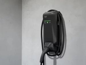 Henke Solartechnik für Schaumburg - „SOLARWATT Charger max“: Solarwatt liefert neue Wallbox für bidirektionales Laden aus