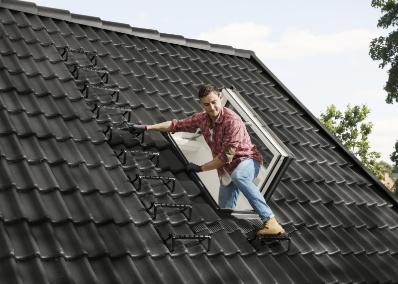 Henke Dachdecker | Zimmerei für Schaumburg - VELUX Wohn- und Ausstiegsfenster mit verbesserter Gasdruckfeder