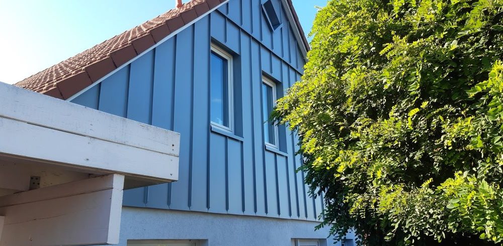 Heinrich Henke GmbH in Obernkirchen (Schaumburg) - Giebelverkleidung mit Stehfalz (Blech)