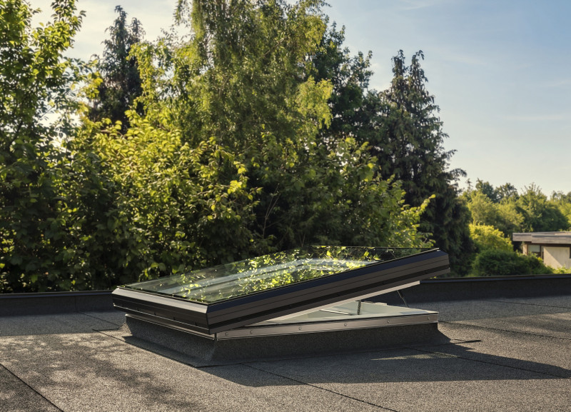 Henke Dachdecker | Zimmerei | Solartechnik für Schaumburg - Neues Flachdach-Fenster mit Glas-Oberelement komplettiert VELUX Sortiment